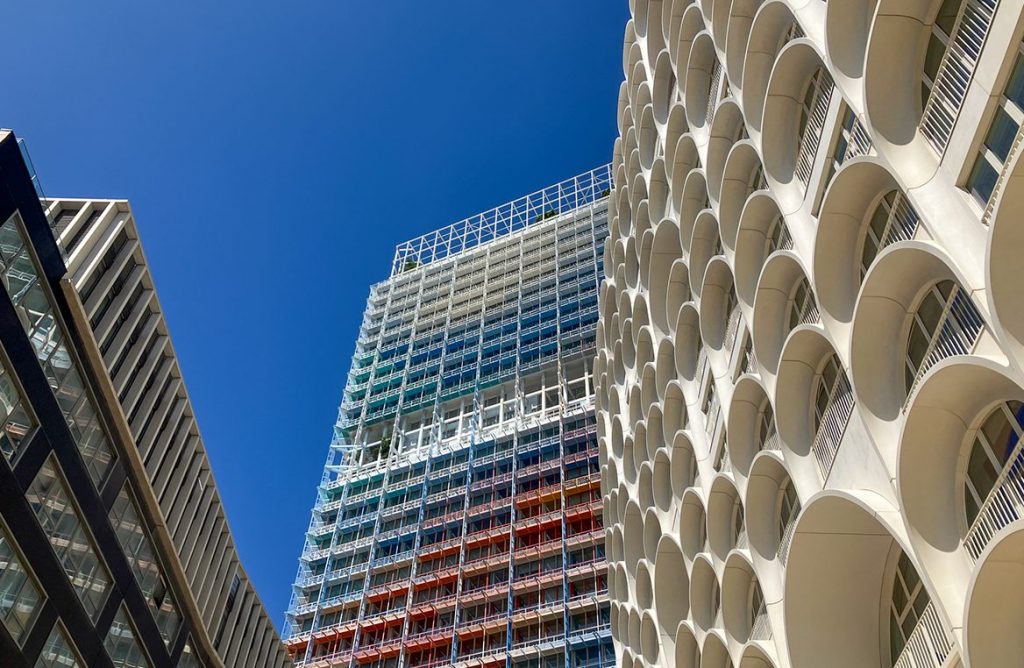 Fassaen von Bürobebauung in verschiedenen Forman