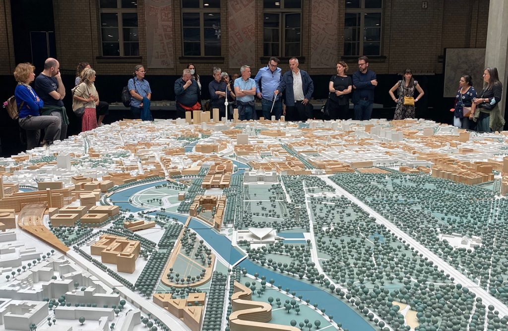 Gruppe am Stadtmodell