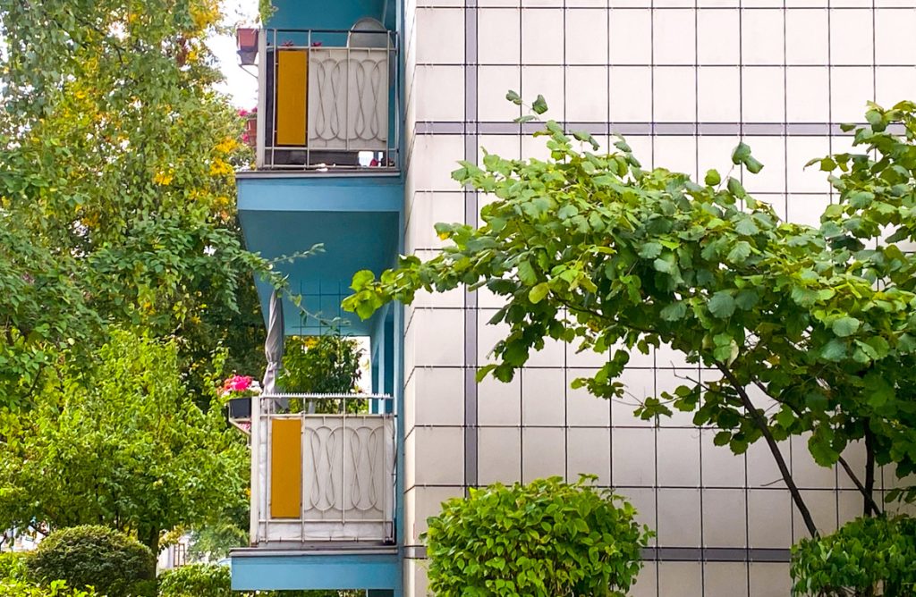 Balkondetail einer Außenwandplatte entlang der Karl Marx Allee
